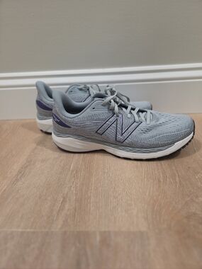 New Balance Men's Light Gray Athletic Sneakers with Blue Trim